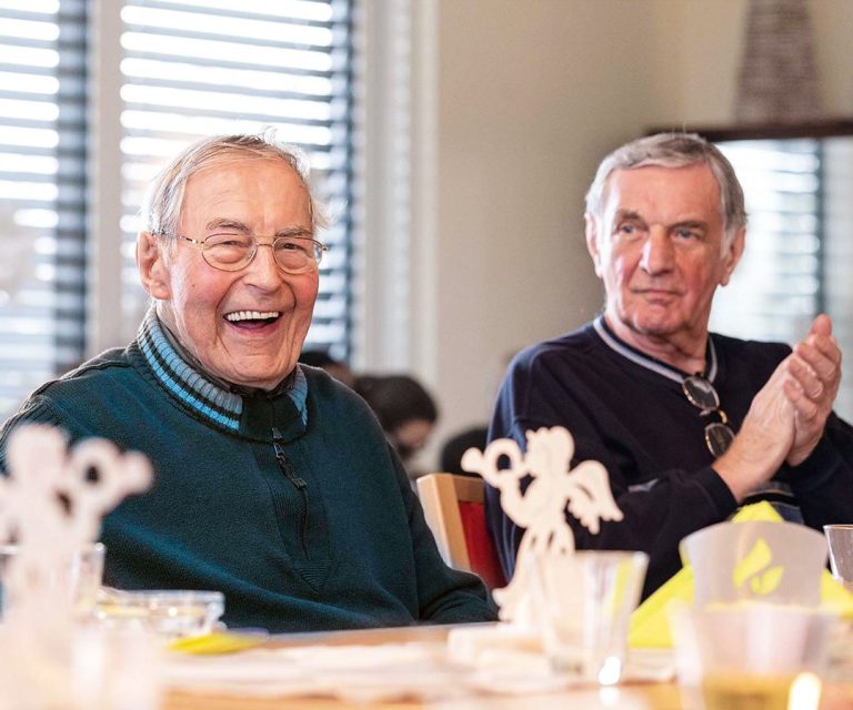In der Senioren-Wohngemeinschaft leben ältere Menschen gut betreut zusammen. 